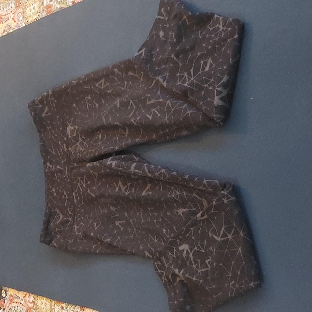 LULULEMON SIZE 4 CAPRIS